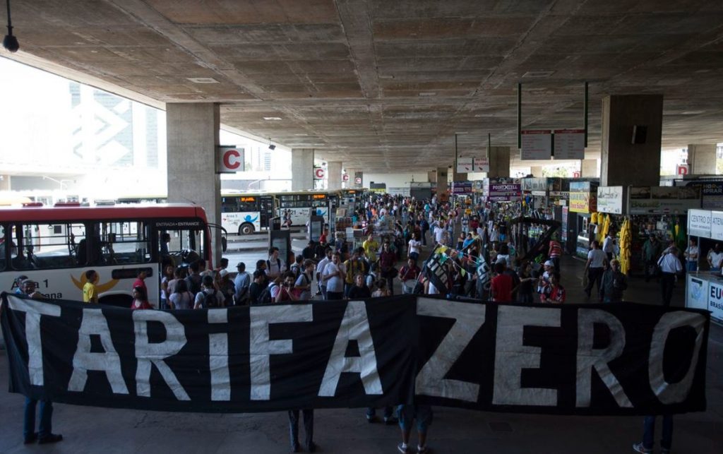Manifestantes  pedem transporte público gratuito em  Brasília - Foto: Marcelo  Camargo/Agência  Brasil