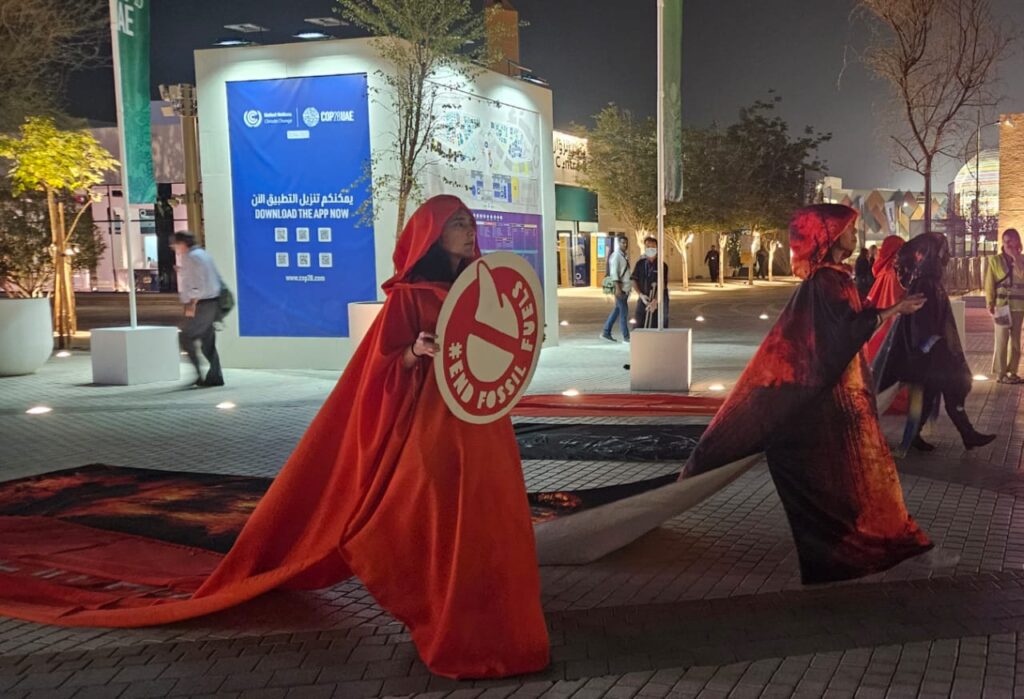 “Acabem com os combustíveis fósseis” Protesto de ativistas em Dubai, durante a COP28 - Fotos: Soraya Vanini Tupinambá