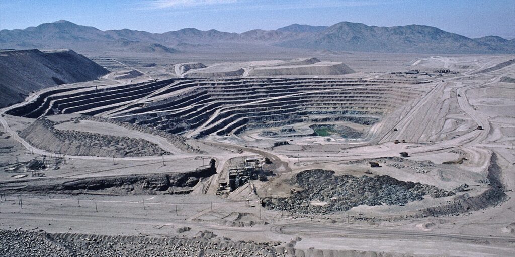 Exploração de lítio em Chuquimata, Chile. Foto de Reinhard Jahn/Portal de la mineria/Wikimedia Commons